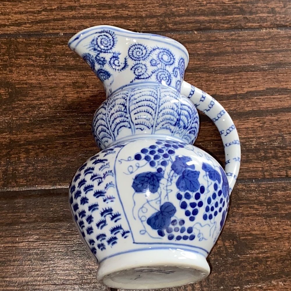 MADE IN CHINA DECORATIVE USE PORCELAIN PITCHER 7.5IN